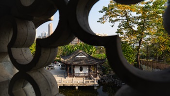 中式花窗确保迴廊透光通风，借景入画将景色圈引到园林中。